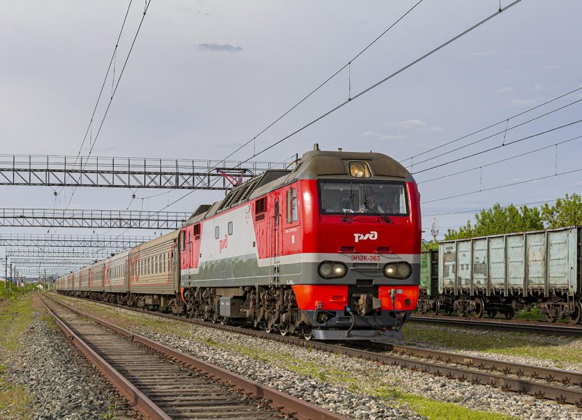 Локомотив поезд