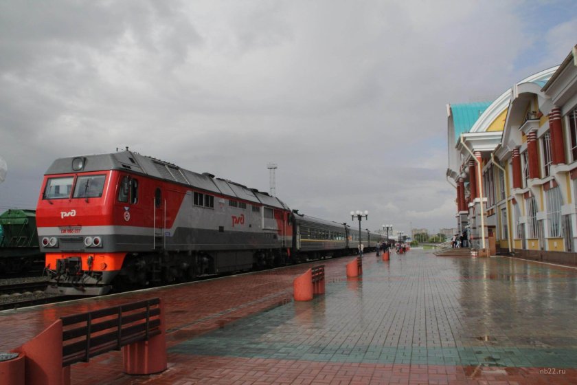 Поезд Алтай пригород