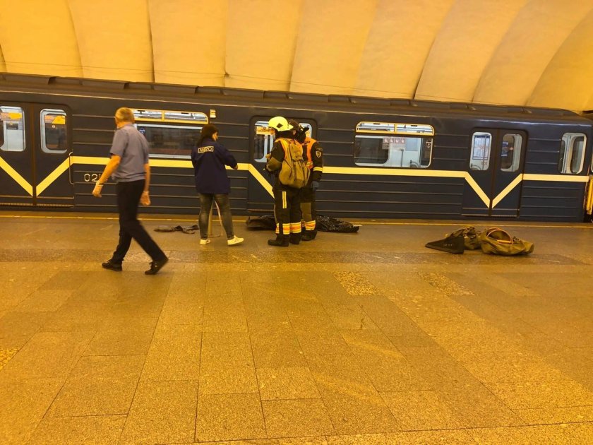 Люди на платформе метро