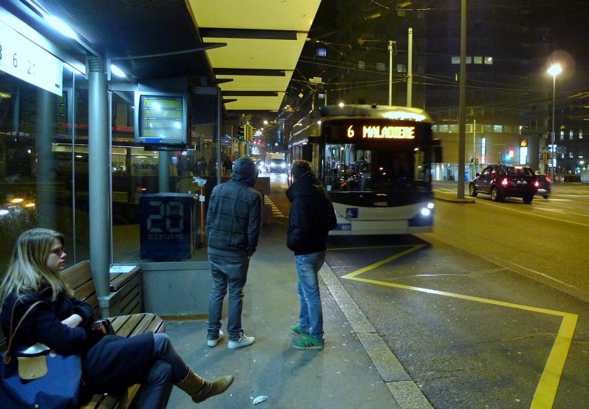 Человек на остановке ночью