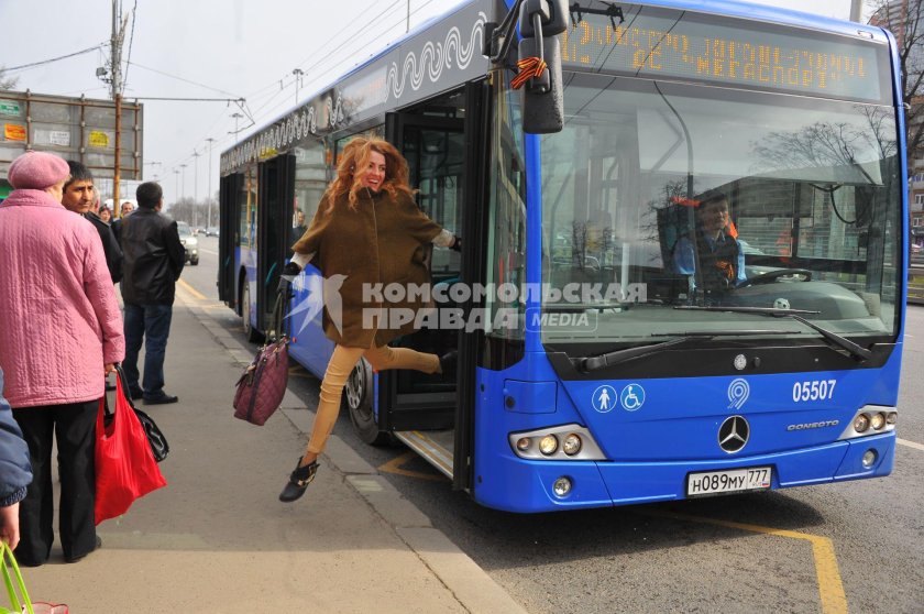 Выходить из автобуса