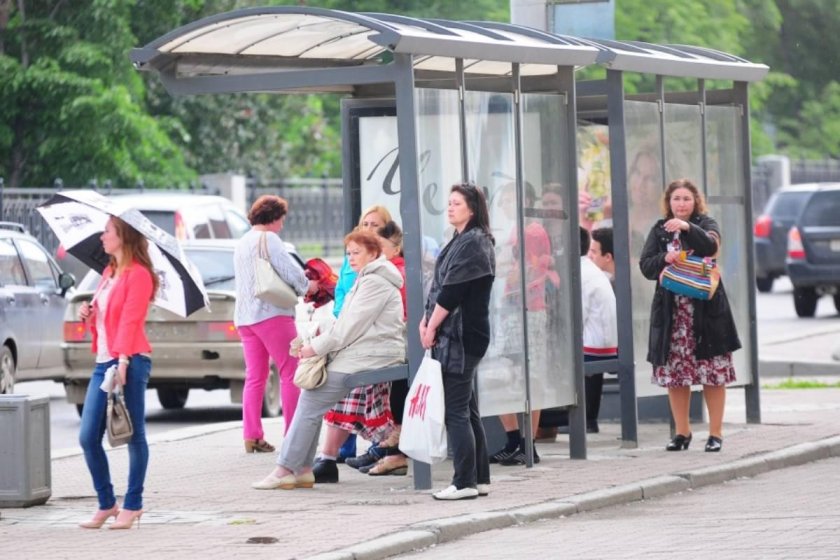 Люди на остановке