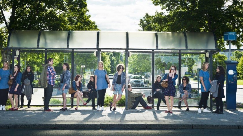 Автобусная остановка с людьми