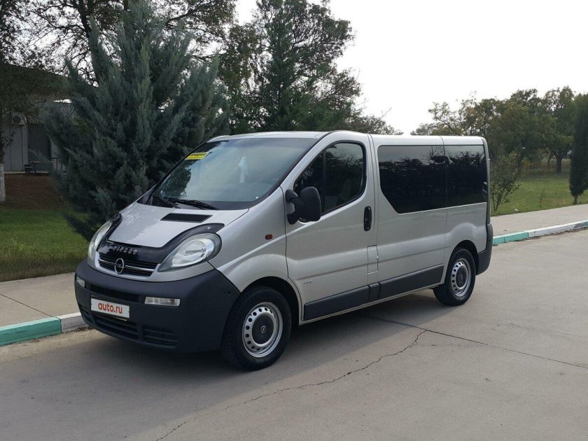 Опель Виваро серый