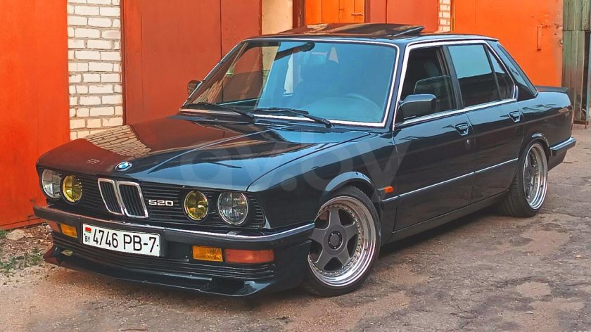 2 БМВ на одном фото ночью