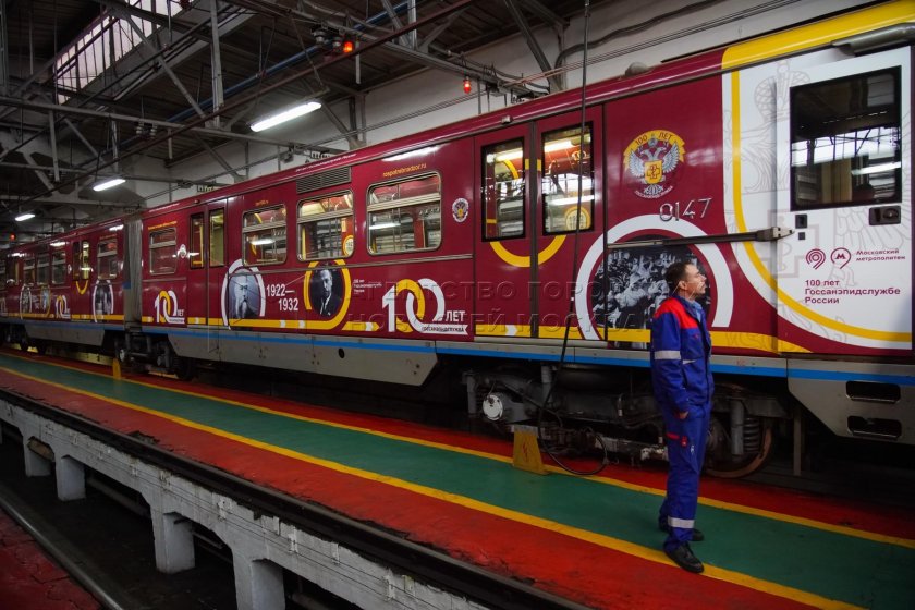 Поезд метро