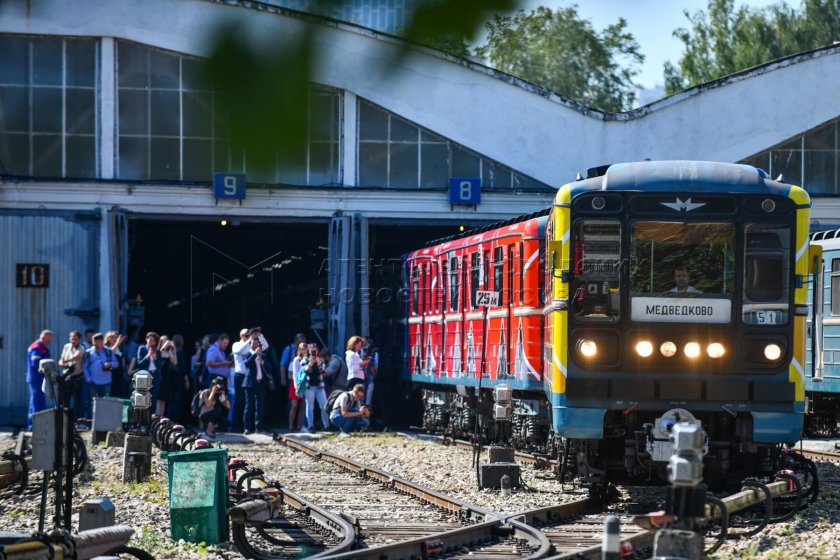 Поезд в городе