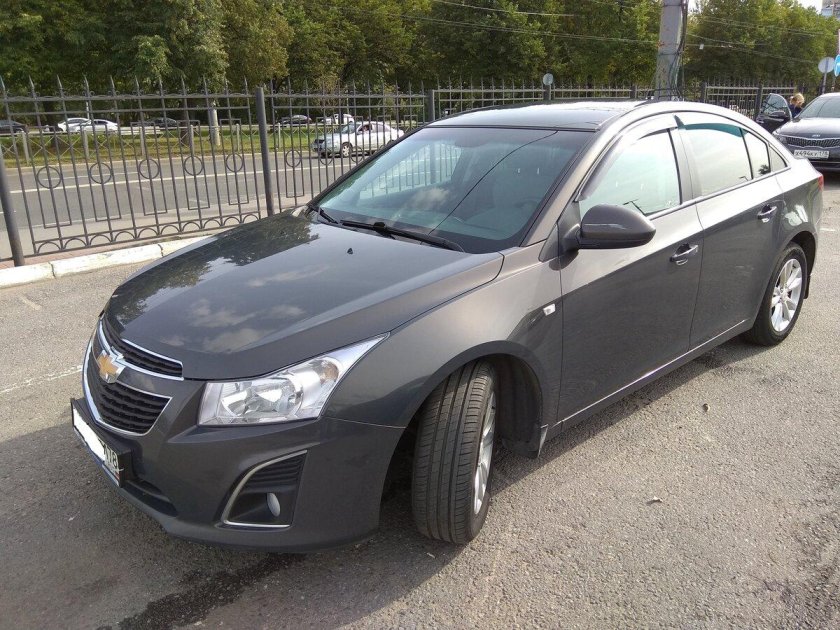 Шевроле Круз хэтчбек серый