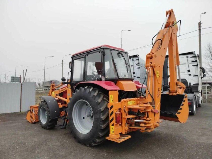 Экскаватор-погрузчик амкодор 703м