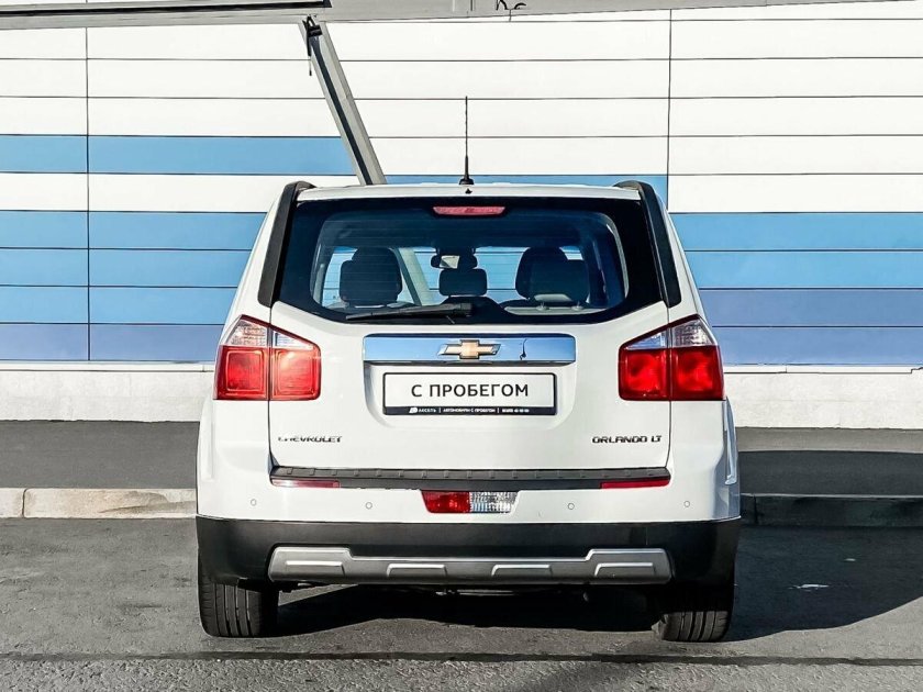 Белая шевроле