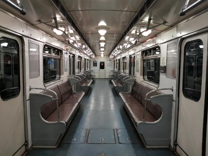 Вагоны ЕМА 502 салон внутри