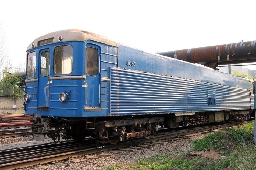 Контактно-аккумуляторный электровоз л 81-711