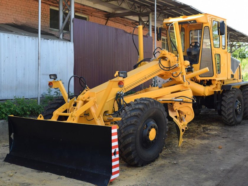 Автогрейдер Дормаш ДЗ-122б