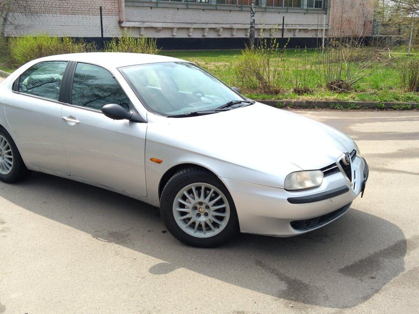 Альфа Ромео седан 2000