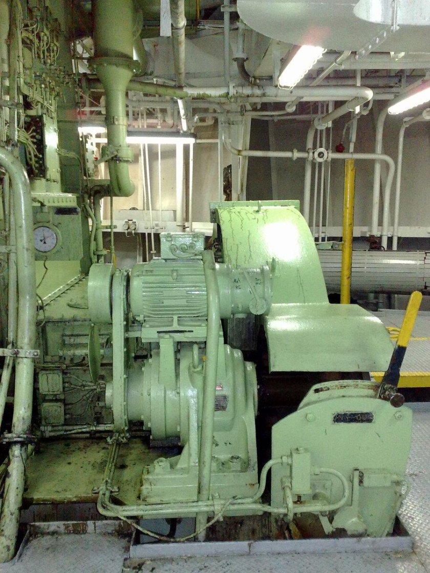 Судовой двигатель