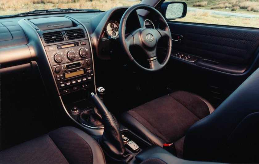 Лексус ИС 200 салон