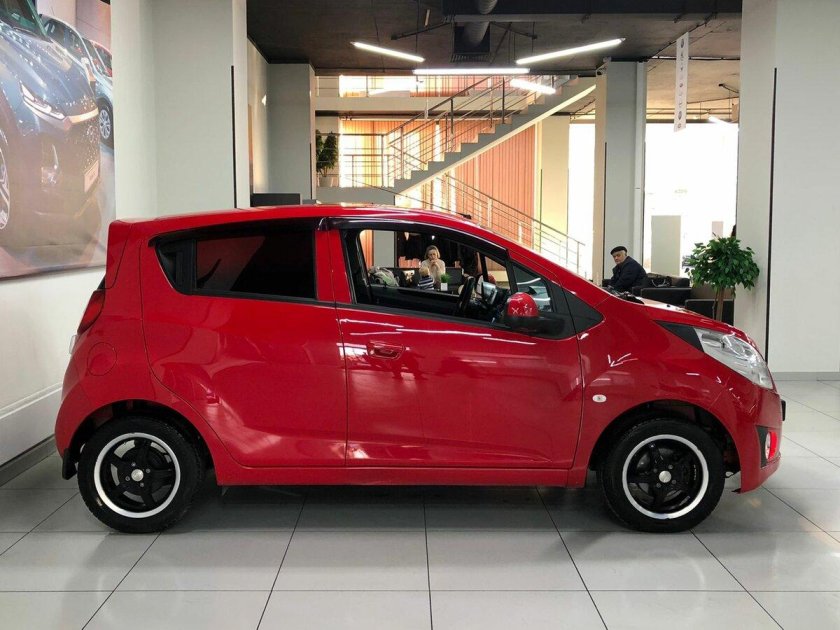 Шевроле Спарк красный