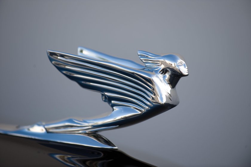 Кадиллак Эскалейд значок на капоте