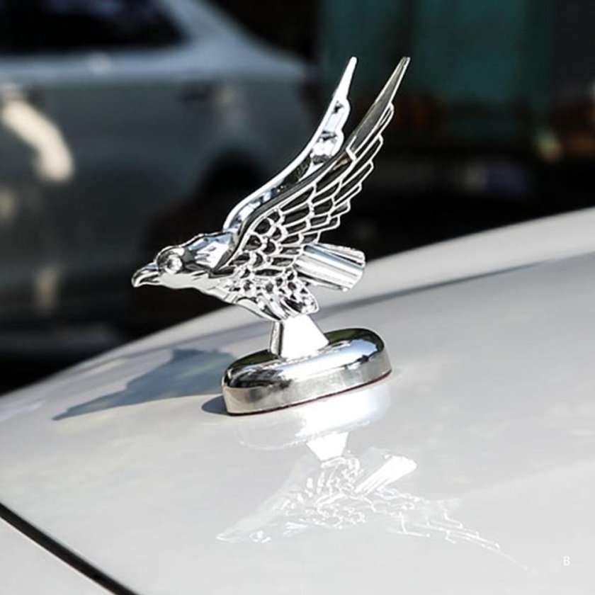 Машина со значком орла