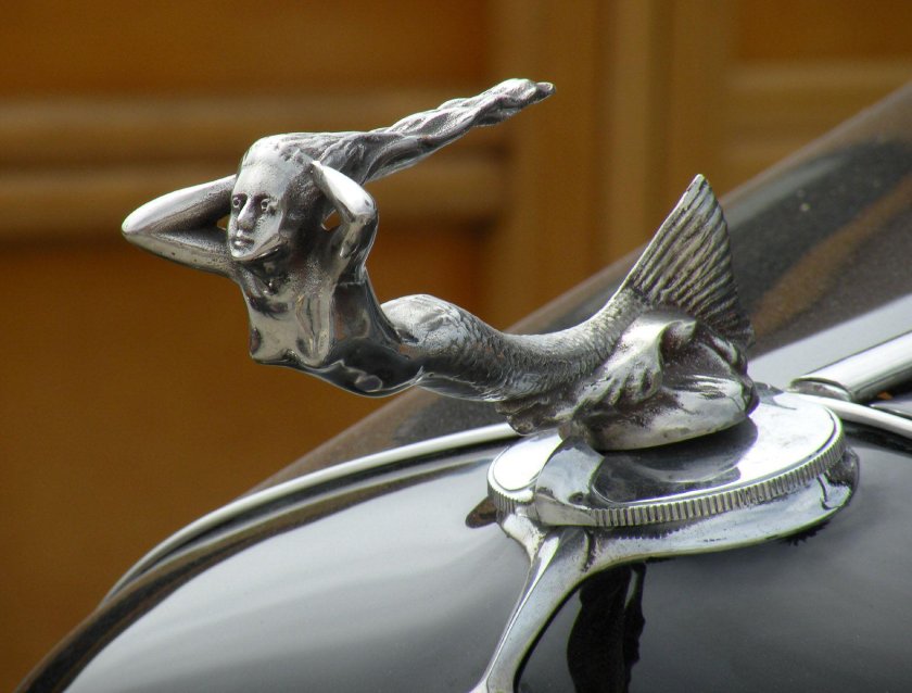 Эмблемы на капот авто