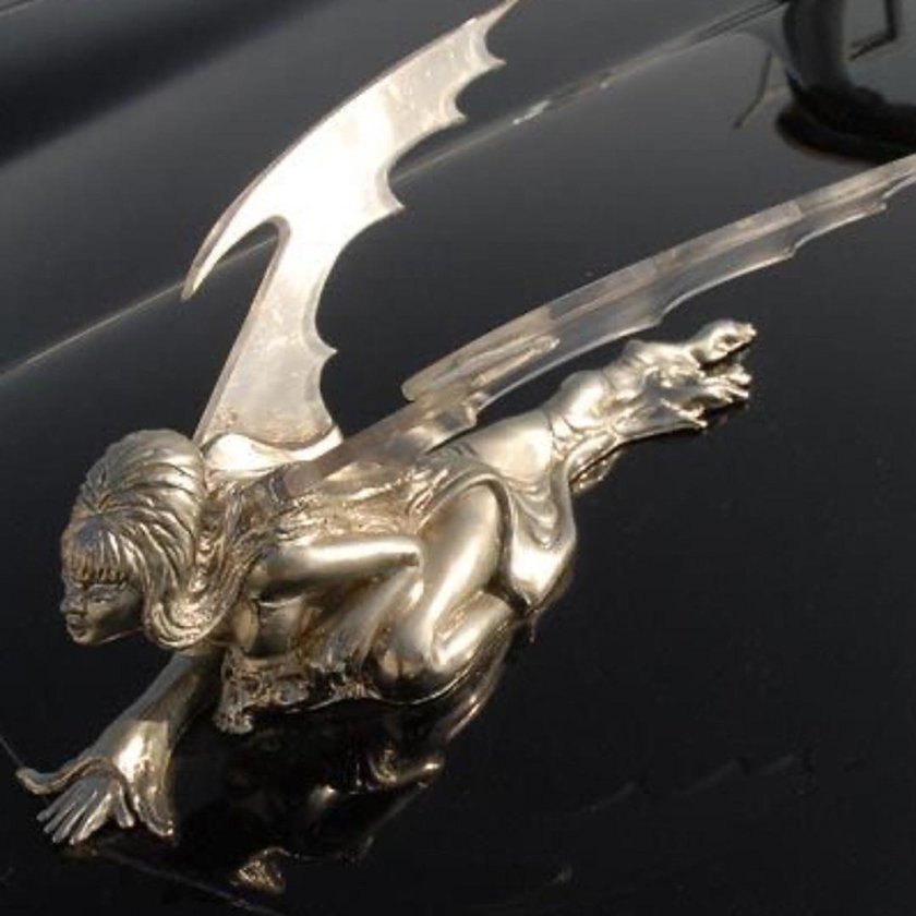 Фигурки на капот автомобиля