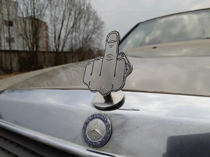 Значок Мерседес на капот на ВАЗ 2106