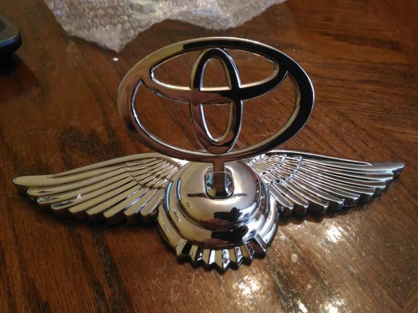 Значок Тойота на капот Тойота
