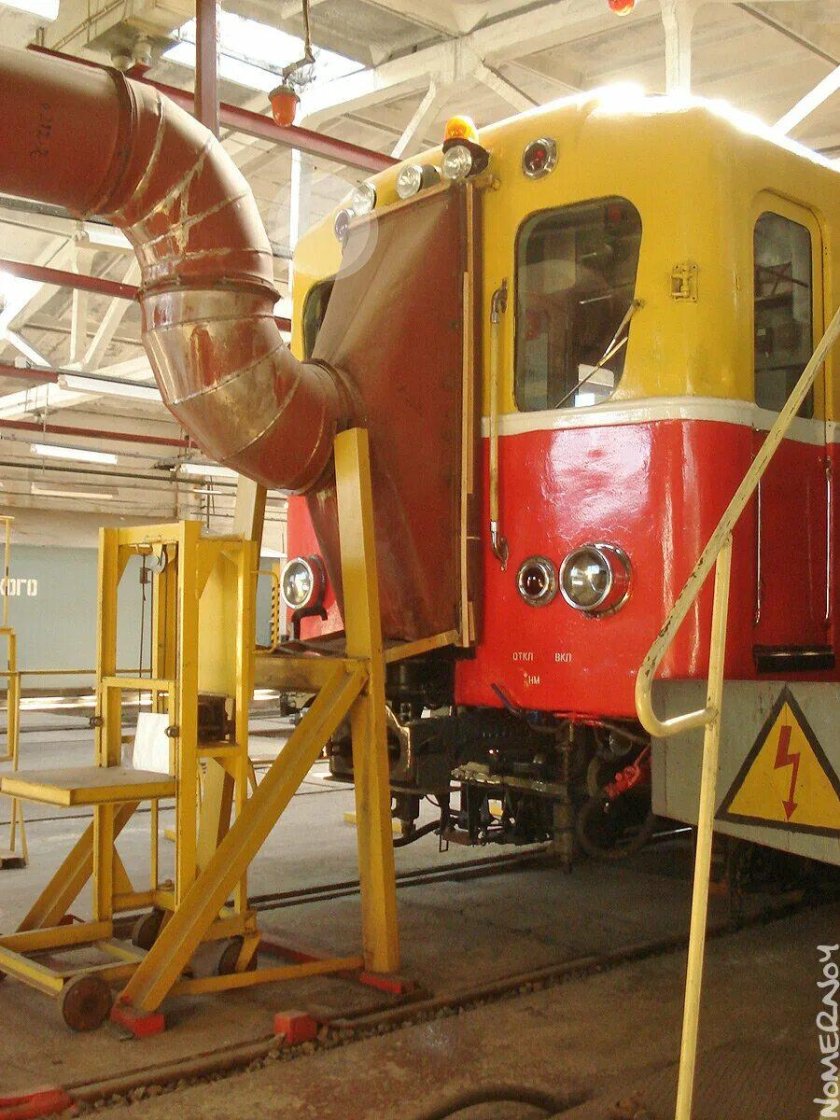 0087 Контактно-аккумуляторный электровоз «л».