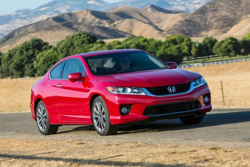 Honda Accord красная