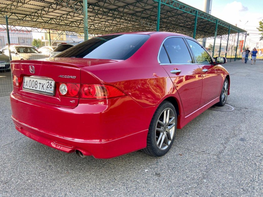 Honda Accord красная