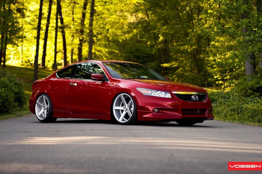 Honda Accord красная