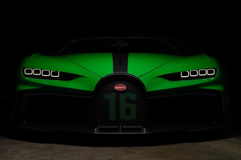 Бугатти на зеленом фоне