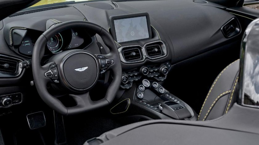 Aston Martin Vantage 2021 салон