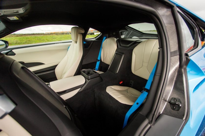 Bmw i8 салон сзади
