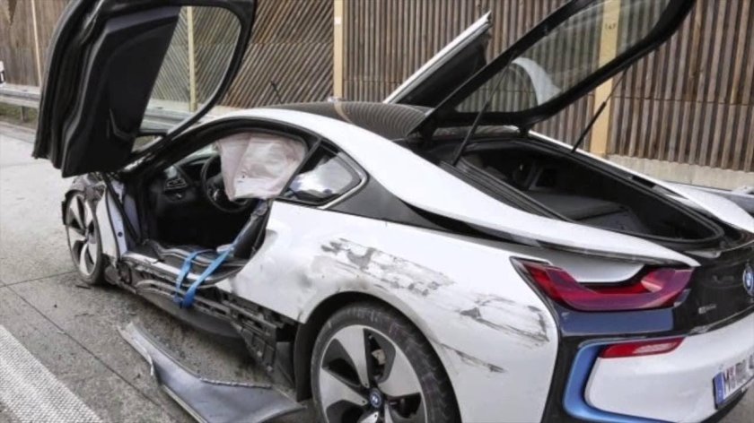 Разбитая БМВ ай 8