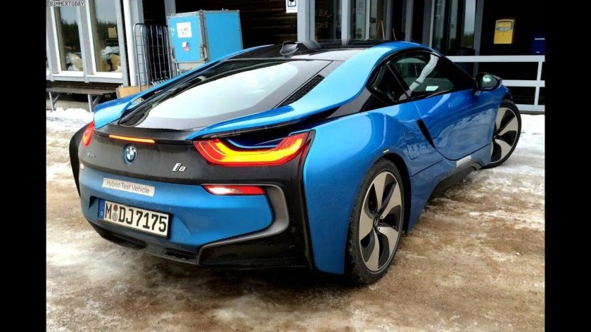 БМВ i8 синяя
