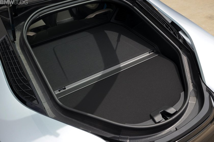BMW i8 багажник