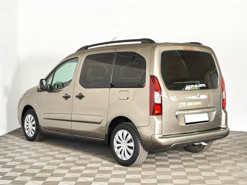Peugeot partner с 2008 г.в белый фон