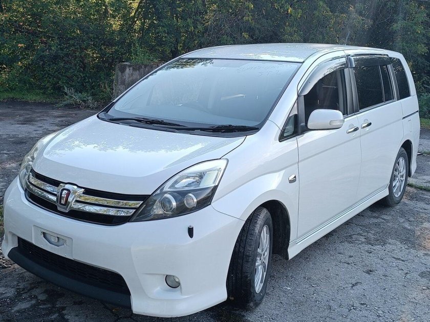 Тойота Исис 2013