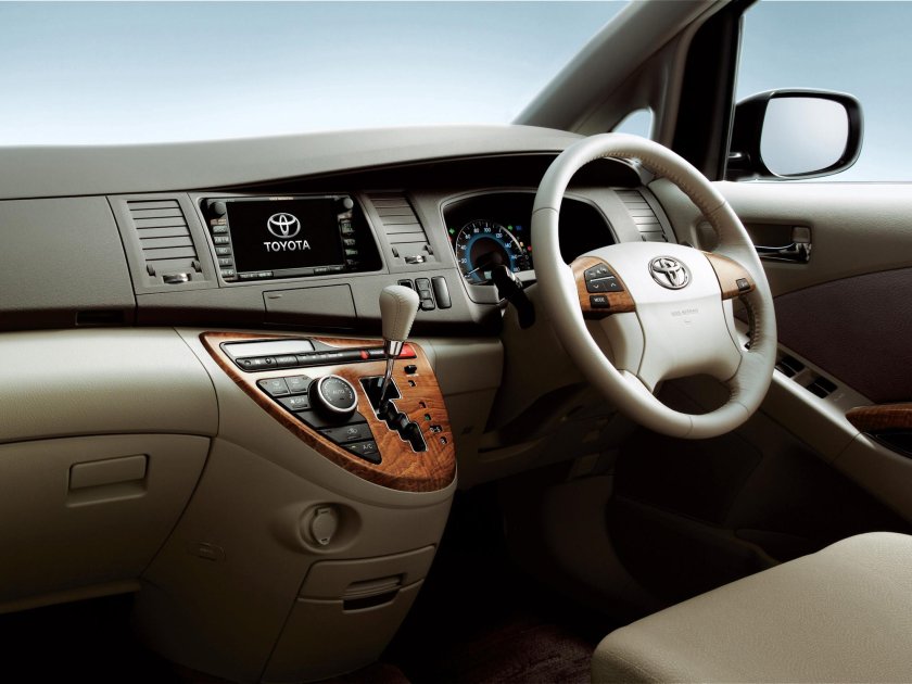 Toyota Isis 2012 салон