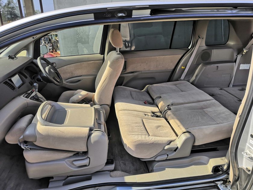 Toyota Isis 2012 салон