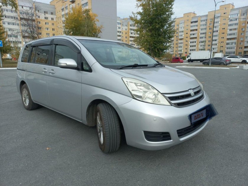 Тойота Исис 2007