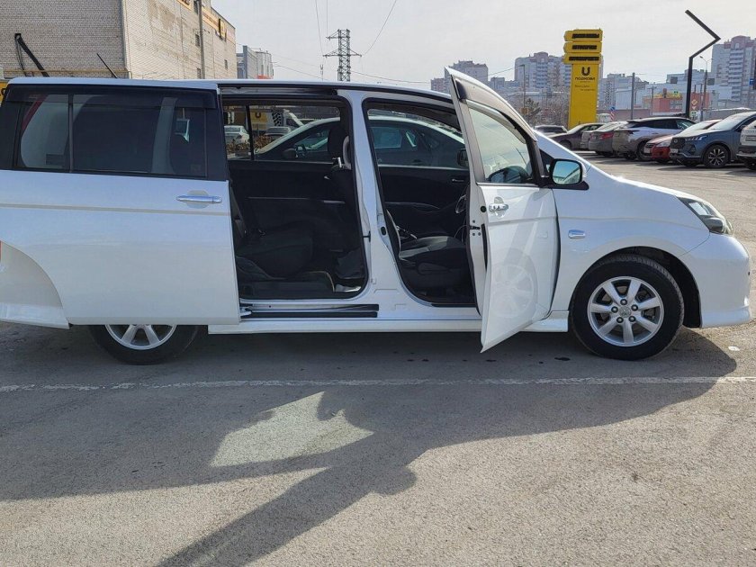 Тойота исис 2012