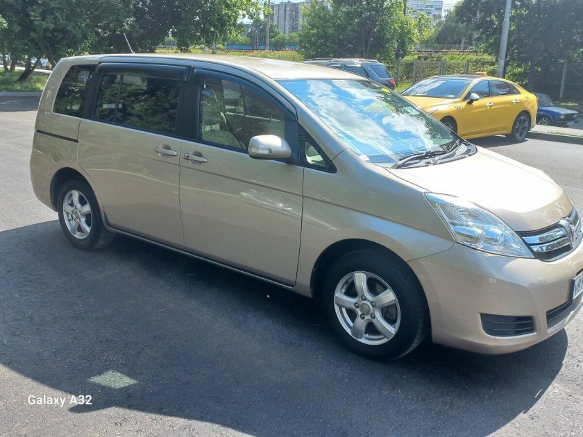 Тойота исис 2010