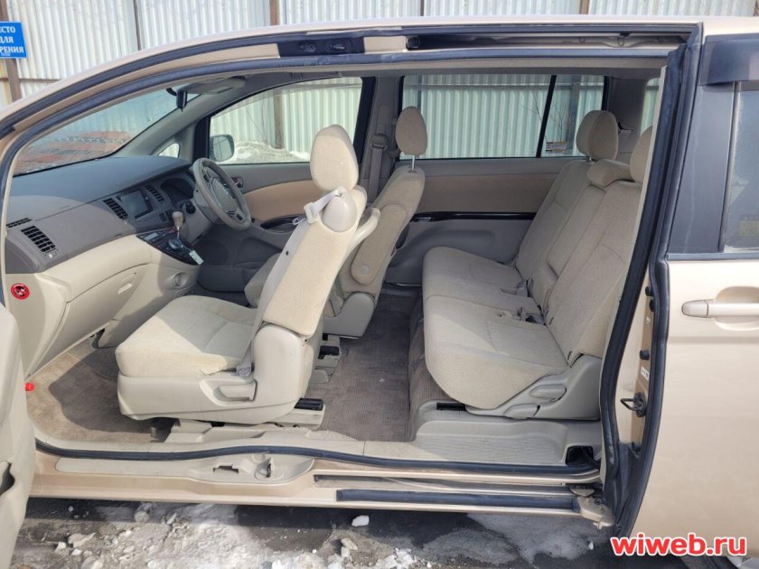 Тойота Исис 2013