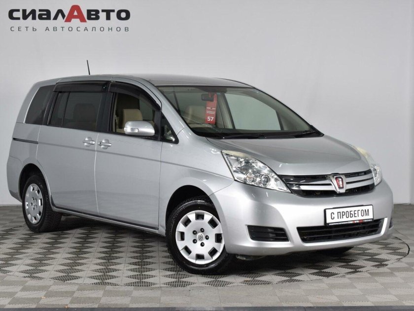 Тойота Исис 2011