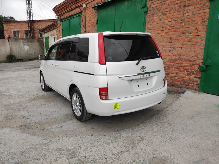 Toyota Isis фото