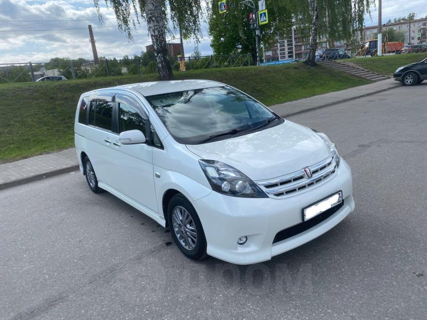 Тойота Исис 2011