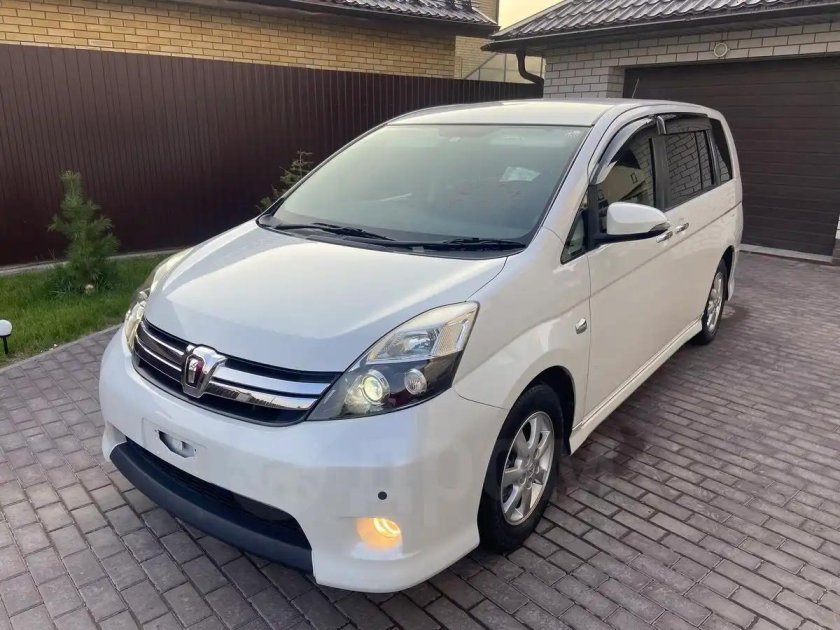 Тойота Исис 2014