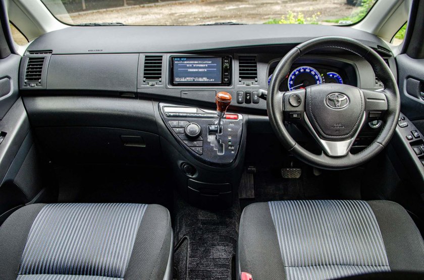 Тойота Исис 2015